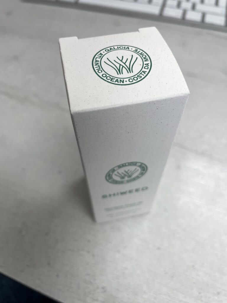 Lee más sobre el artículo El Futuro Sostenible de la Industria Cosmética: La Innovación de la Caja con papel de Alga